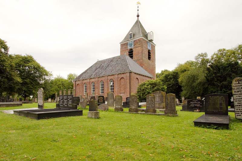 De kerktoren van Uitwierde